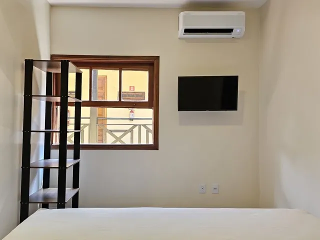 Televisão e ar-condicionado do Quarto Deluxe Hidromassagem 5204 do Ilha Flat Hotel