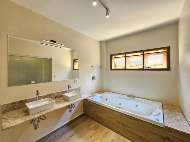 Banheiro com duas cubas e hidromassagem do Quarto Deluxe 5204 do Ilha Flat Hotel