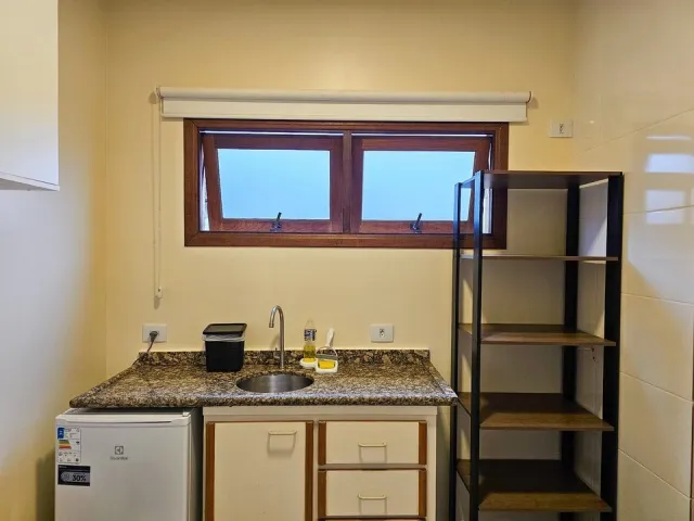 Pia e frigobar do Quarto Standard Double do Ilha Flat Hotel