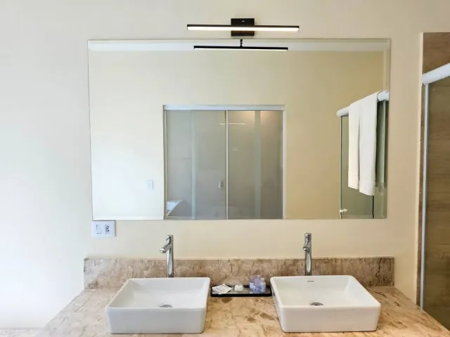 Duas cubas no banheiro do Quarto Deluxe Hidromassagem 5205 do Ilha Flat Hotel