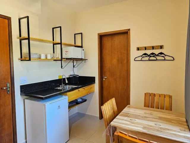Frigobar, pia e mesa de refeições do Quarto Premium do Ilha Flat Hotel