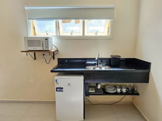 Cozinha compacta do Quarto Deluxe Hidromassagem 5205 do Ilha Flat Hotel