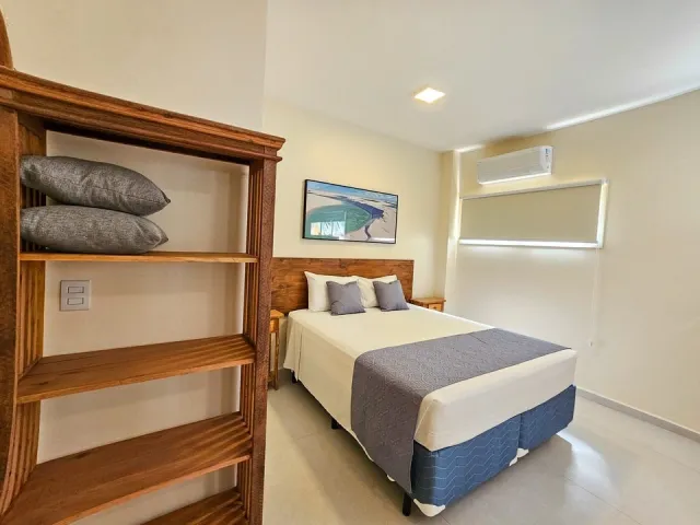 Quarto de casal e prateleira do Deluxe Hidromassagem 5205 do Ilha Flat Hotel
