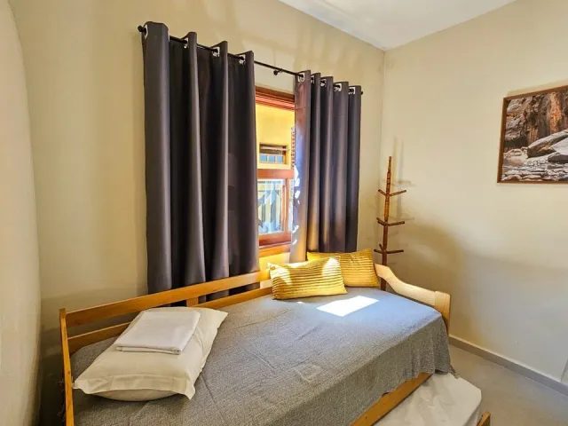 Sofá-cama junto à janela do Quarto Deluxe Hidromassagem 5204 do Ilha Flat Hotel