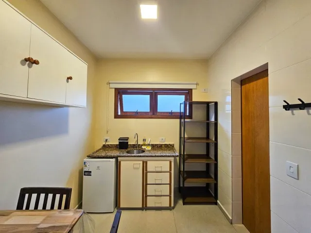 Cozinha compacta e frigobar do Quarto Standard Double do Ilha Flat Hotel