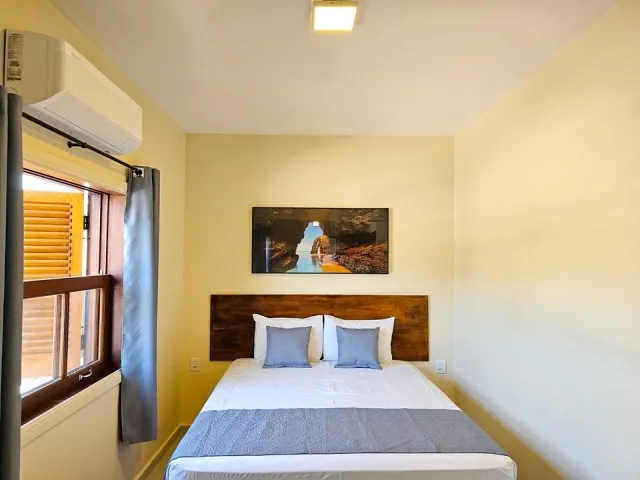 Cama de casal do Quarto Premium com banheira de imersão do Ilha Flat Hotel