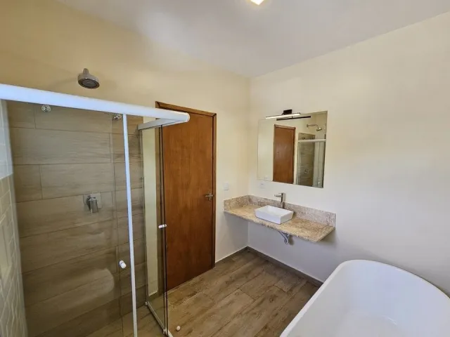 Chuveiro e banheira de imersão do Quarto Premium do Ilha Flat Hotel