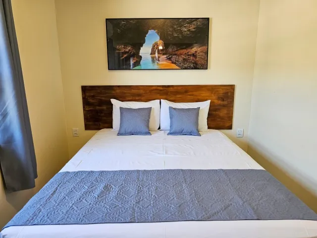 Vista completa da cama de casal do Quarto Premium do Ilha Flat Hotel