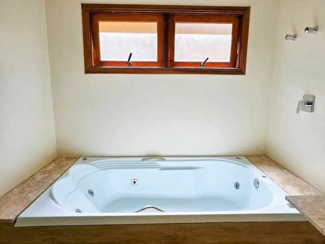 Banheira de hidromassagem do Quarto Deluxe 5205 do Ilha Flat Hotel