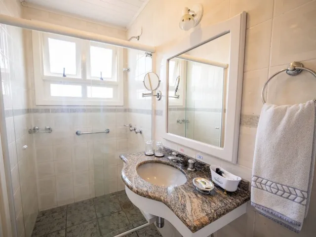 Banheiro do Quarto Standard Double do Ilha Flat Hotel