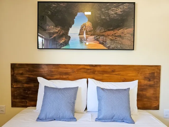 Detalhe da cama de casal do Quarto Premium do Ilha Flat Hotel
