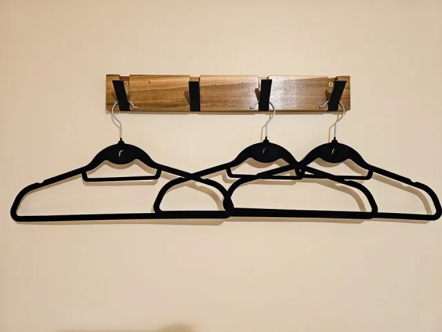 Cabides do Quarto Standard Double do Ilha Flat Hotel
