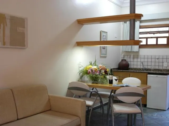 Área de estar integrada à cozinha do Quarto Standard do Ilha Flat Hotel
