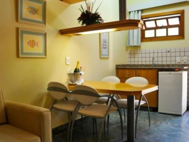 Sala de refeições e cozinha compacta do Quarto Standard do Ilha Flat Hotel