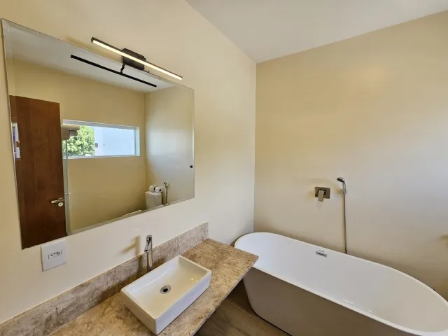 Banheira de imersão e pia do Quarto Premium do Ilha Flat Hotel