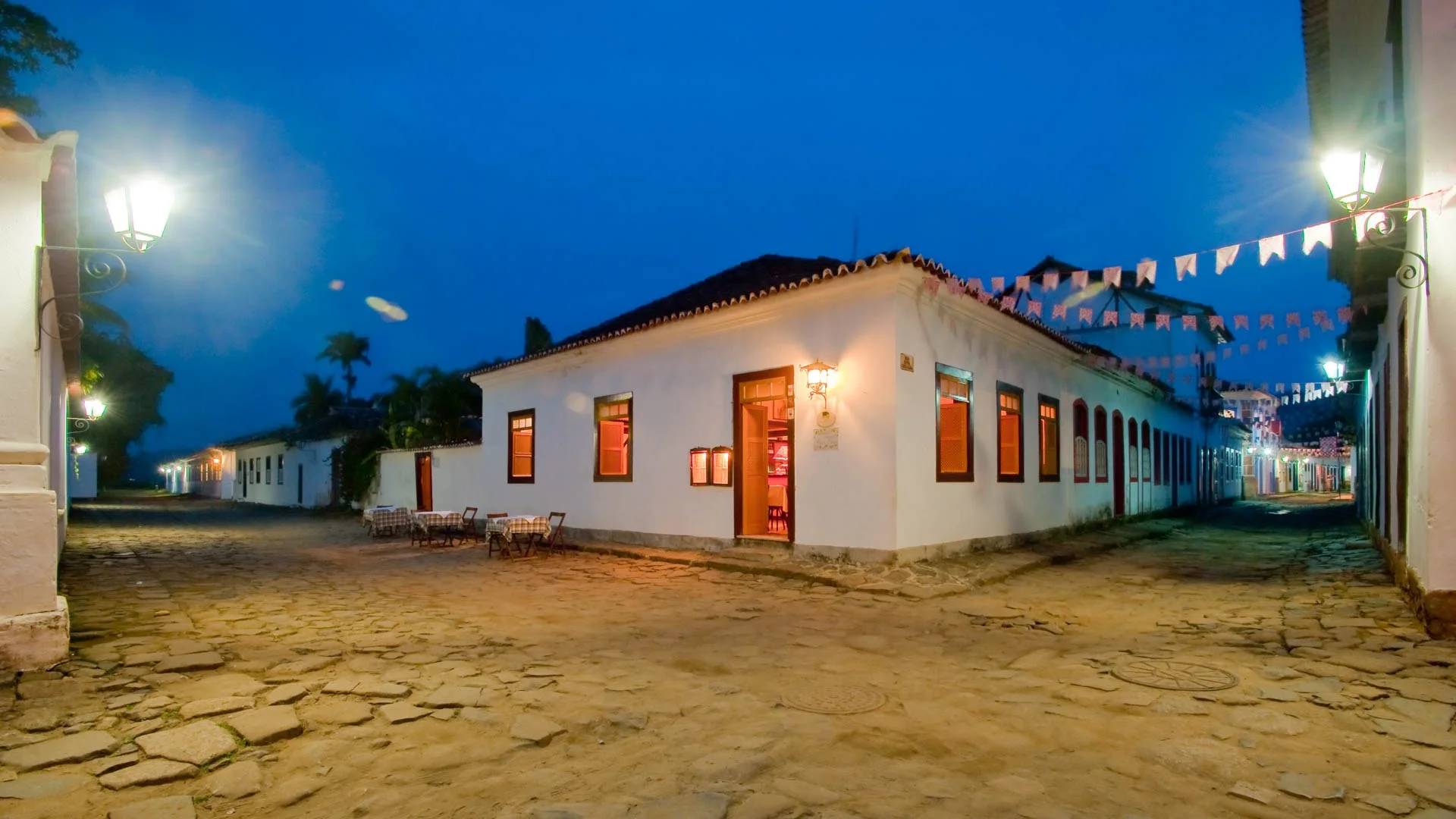 Fachada do Punto di Vino à noite