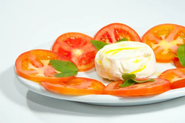 Salada caprese com tomate, queijo e manjericão