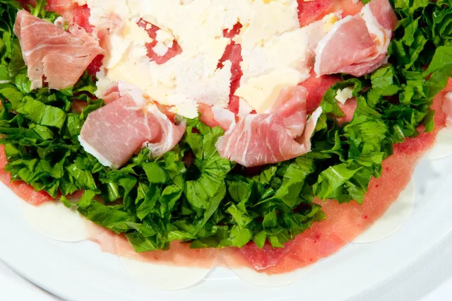 Pizza com presunto, rúcula e queijo
