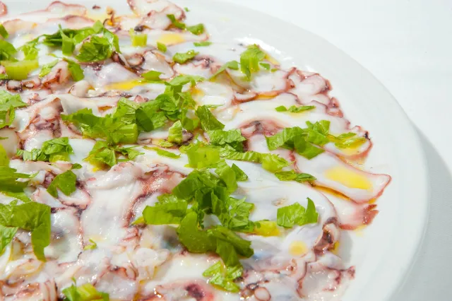Pizza com presunto e ervas