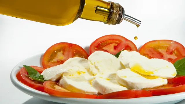 Salada caprese com tomate e queijo