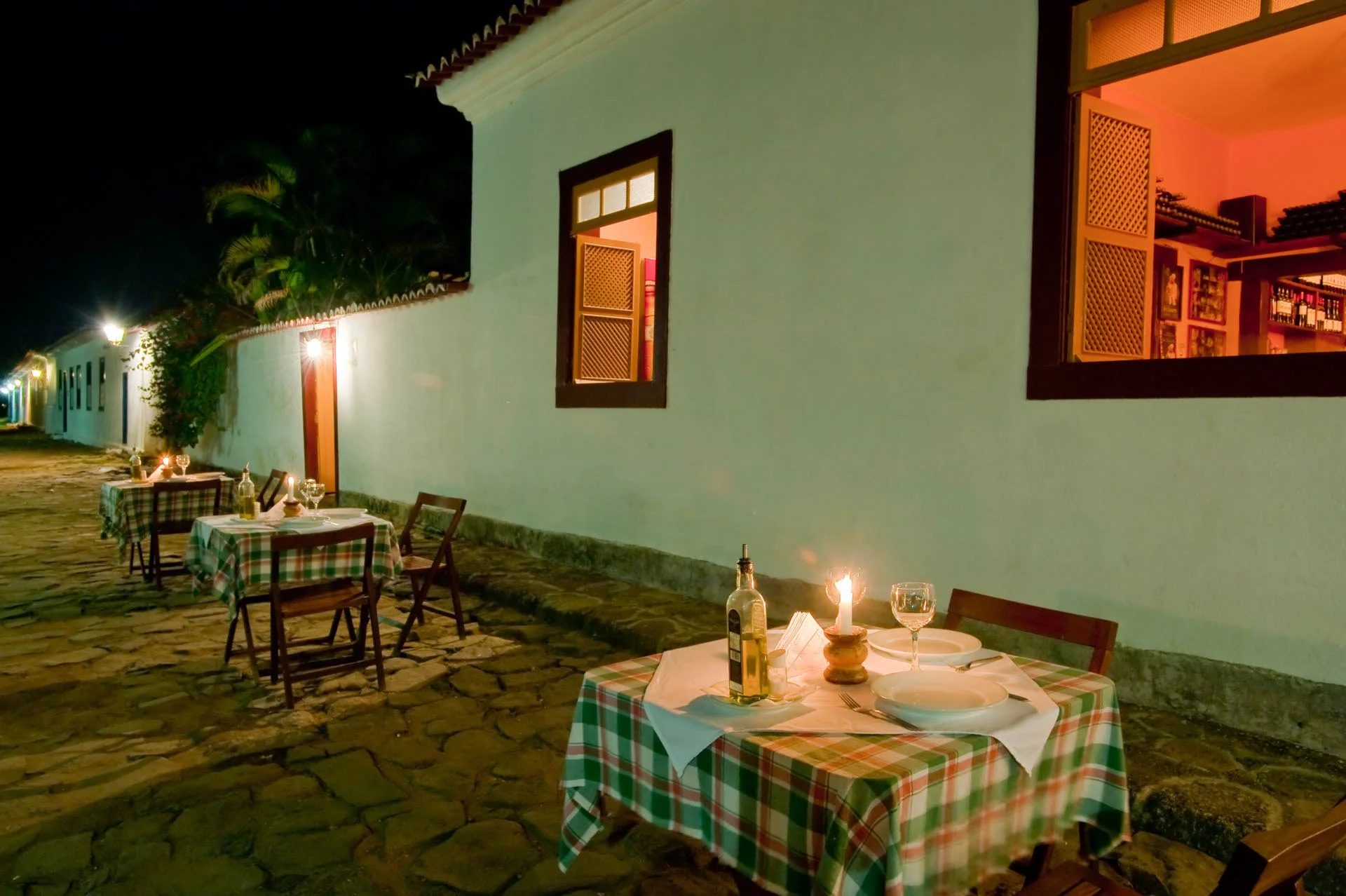 Mesas externas na rua histórica de Paraty