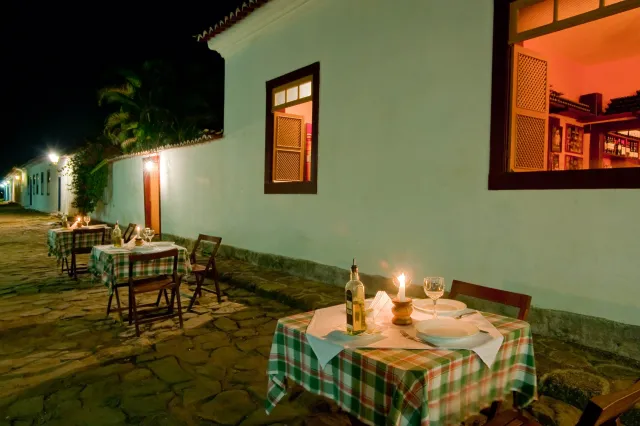 Mesas externas na rua histórica de Paraty