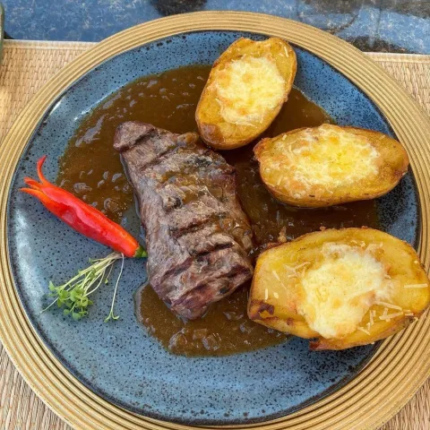 Pratos e ambiente do Restaurante Refúgio