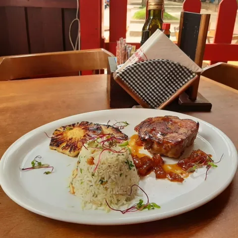 Pratos e ambiente da Casa Coupê Restaurante