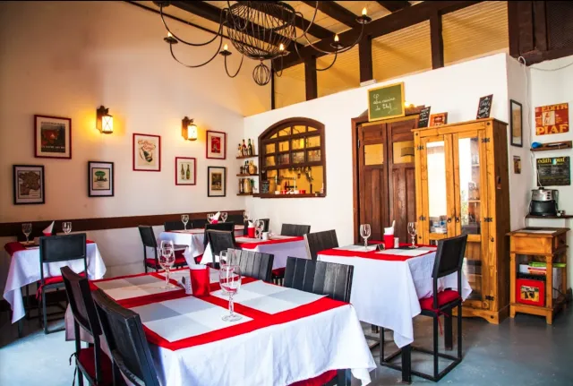 Prato e ambiente do Restaurante Oui Paraty
