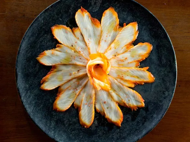 Prato japonês com fatias de peixe em apresentação circular