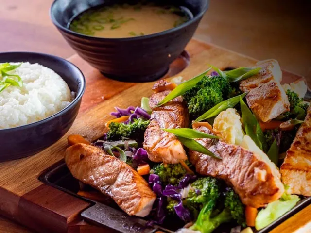 Salmão grelhado com legumes, arroz e missô