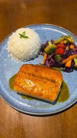 Salmão grelhado ao molho de maracujá do Saiko Zushi