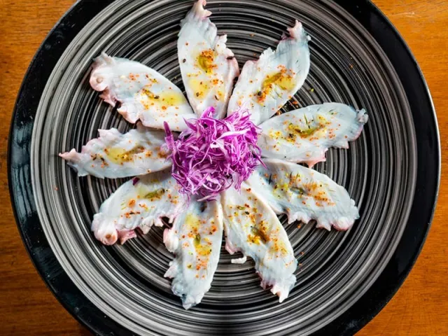 Prato japonês com fatias de polvo em apresentação circular