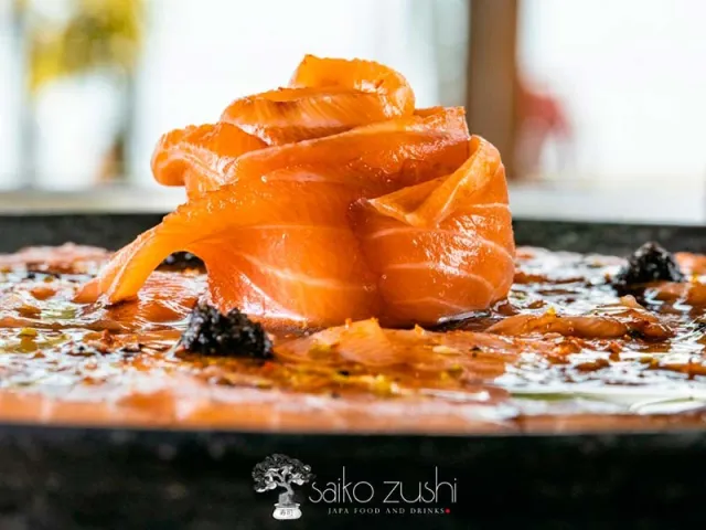 Sashimi de salmão servido com molho
