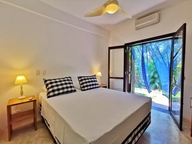 Acomodação com cama de casal e acesso ao jardim