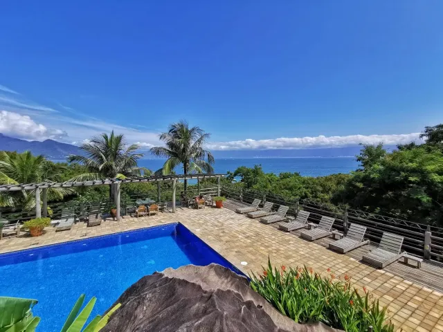 Piscina e solário com vista para o Canal de São Sebastião