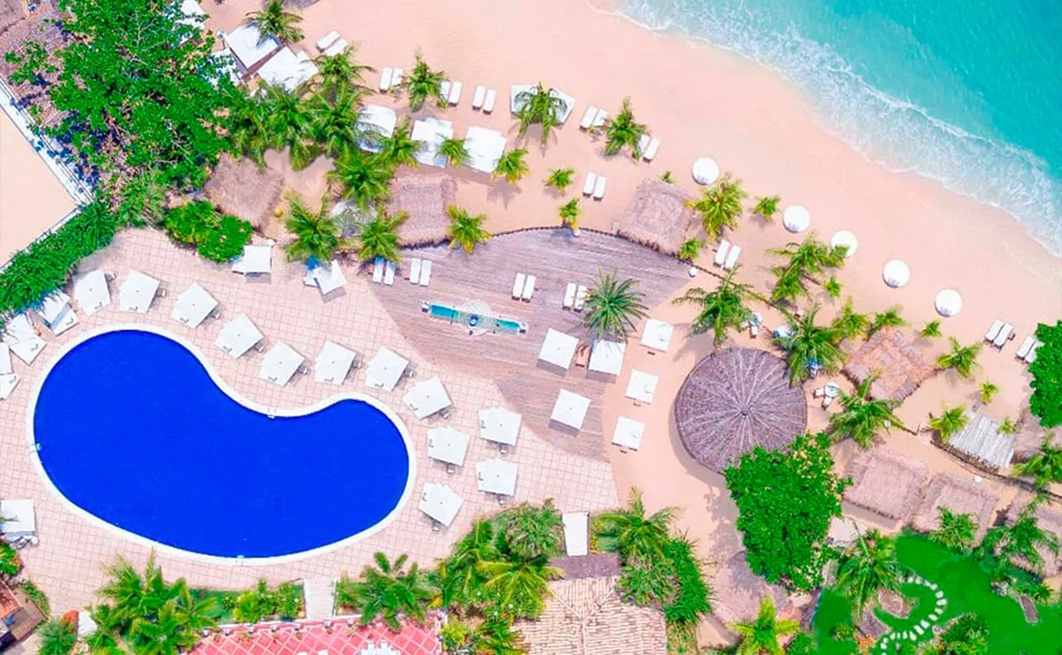 Vista aérea da piscina e da Praia do Curral no DPNY Beach Hotel