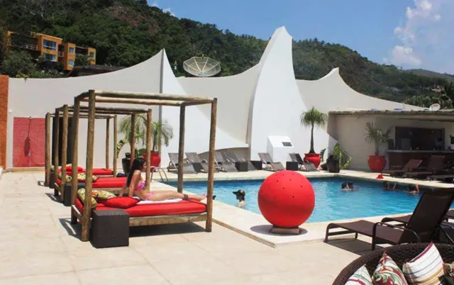 Área externa com piscina do Hotel Itapemar