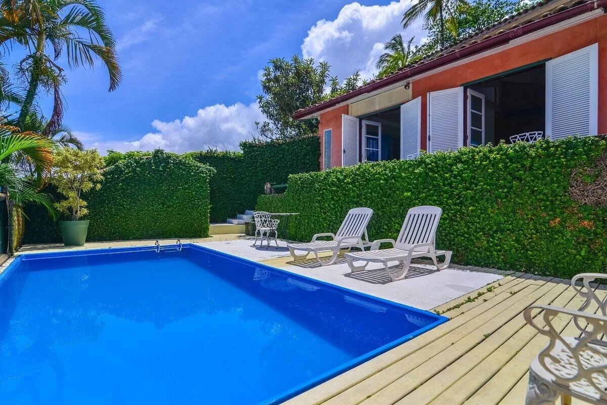 Piscina e vista para o mar na Maison Joly Residence