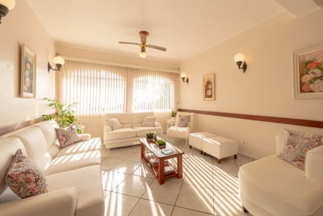 Sala de estar clara do Hotel Guanumbis