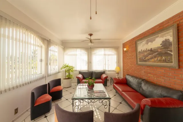 Sala de estar com sofás do Hotel Guanumbis