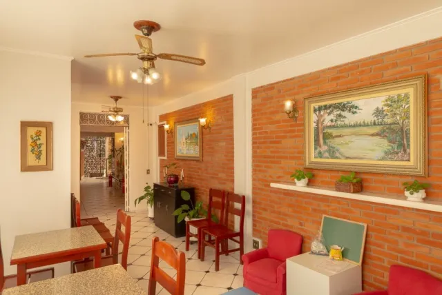 Área social com tijolos aparentes do Hotel Guanumbis