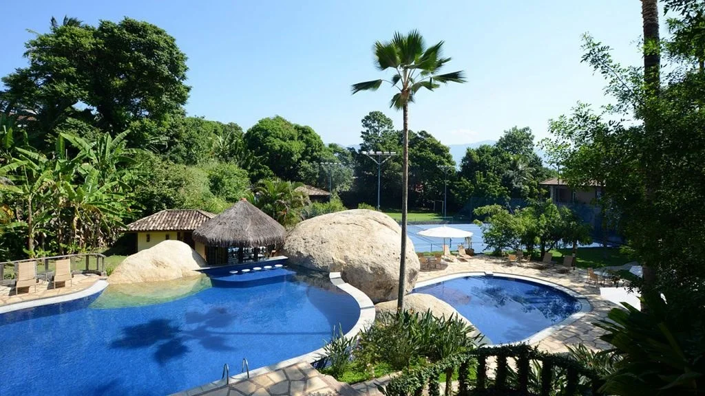 Piscina entre os jardins do Hotel Real Villa Bella