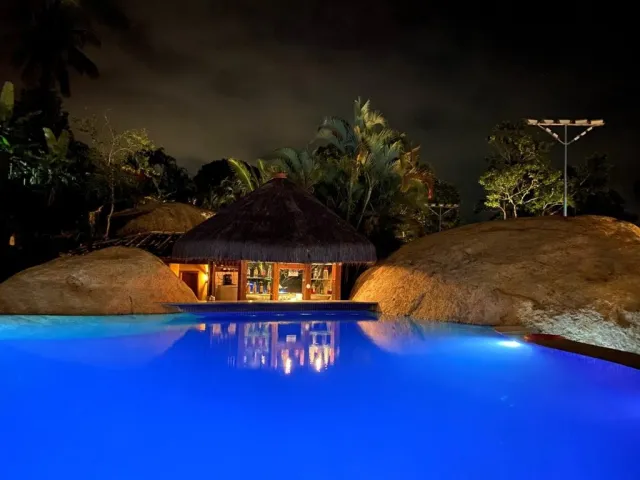 Área da piscina à noite no Hotel Real Villa Bella