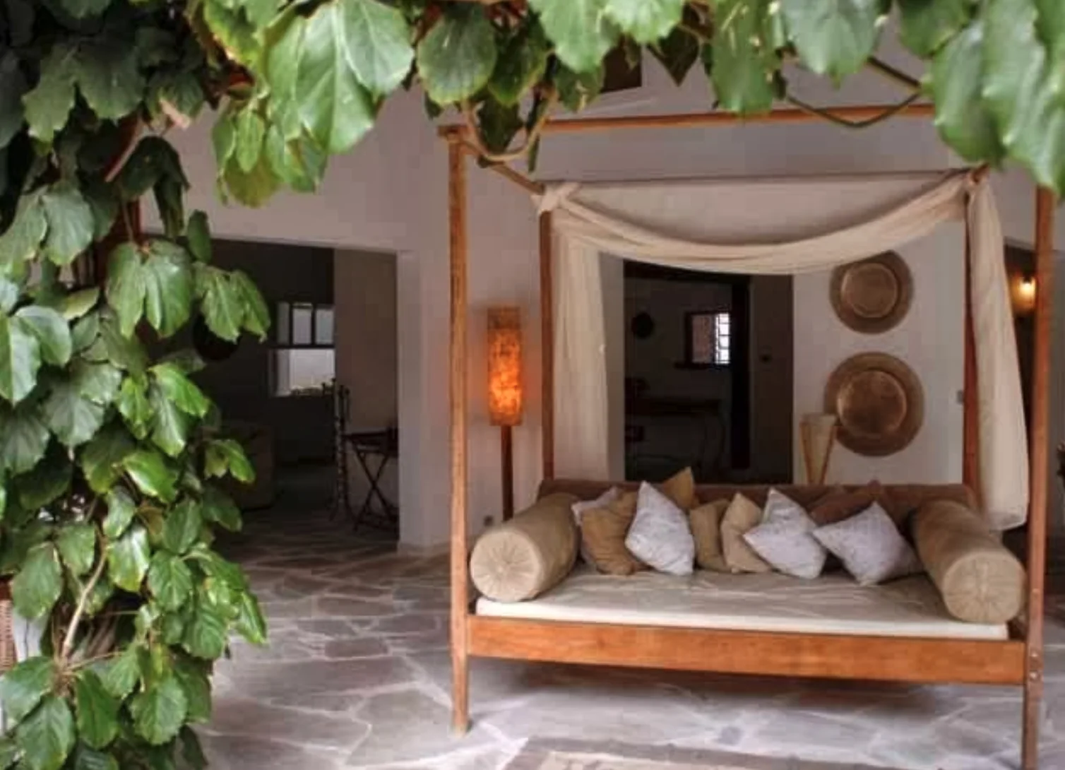 Espaço de descanso no jardim da Pousada Náutilus