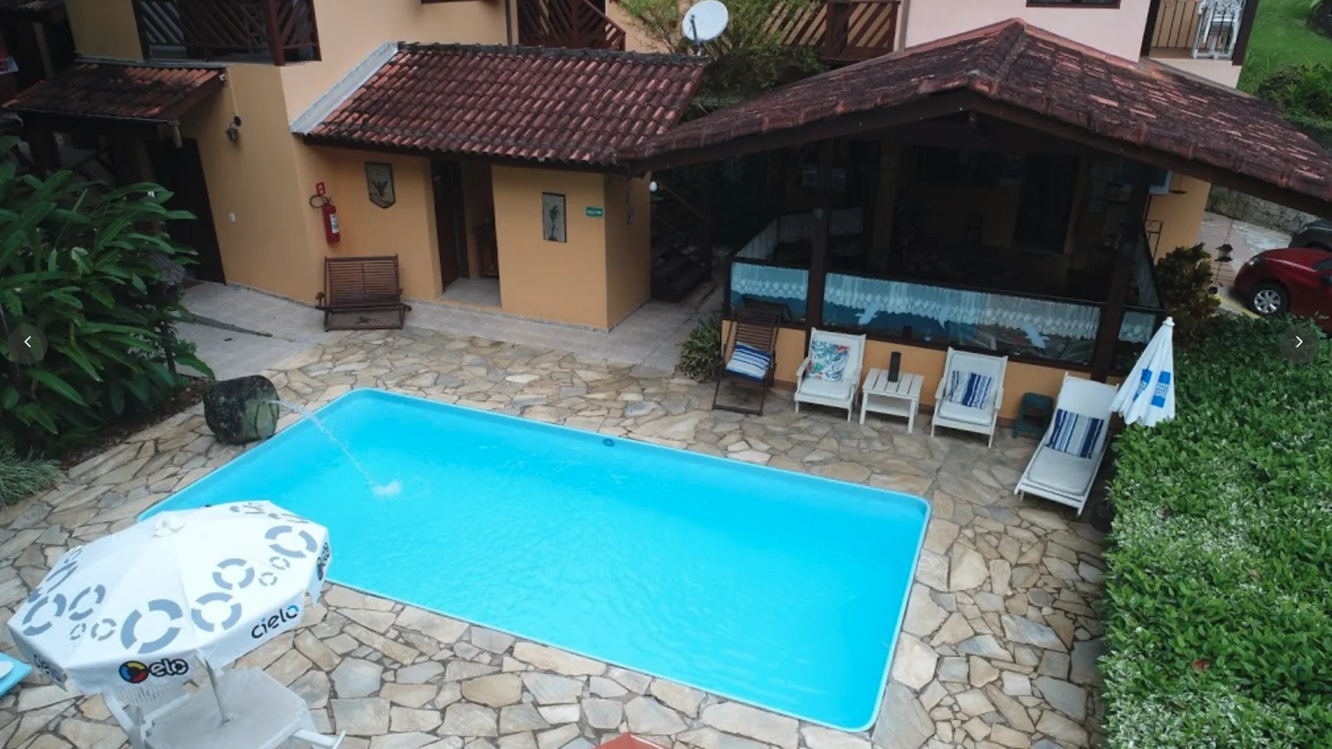 Piscina e jardim da Vila São Pedro