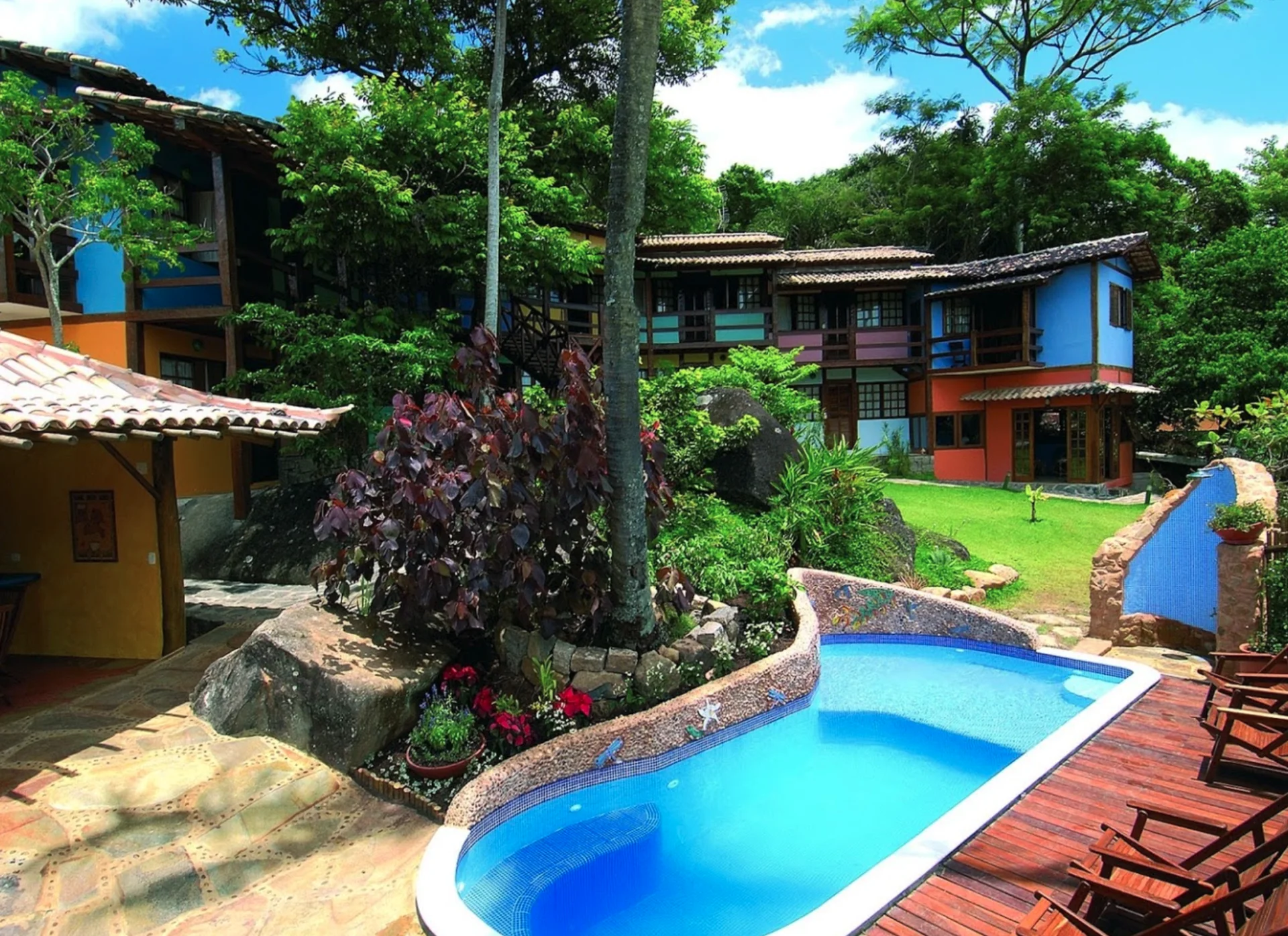 Vista ampla da piscina e dos apartamentos da Villa da Prainha