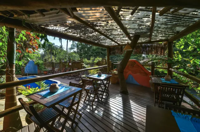 Área de refeições junto à piscina da Villa da Prainha