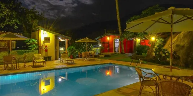 Piscina iluminada da Guarubela Villa Vittoria
