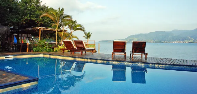 Piscina com vista para o canal na Pousada Vila das Velas